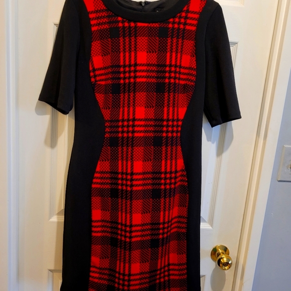 Designer women's dress! Red and black! Accentuating lines! - Picture 1 of 2